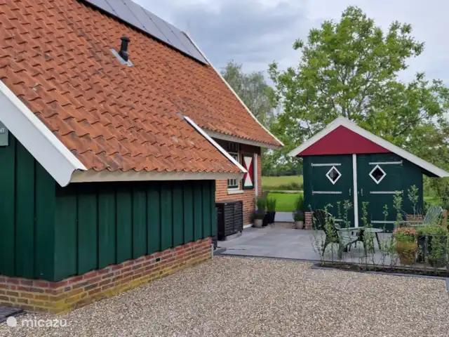 Zicht op schuurtje waar tafeltennis kan worden gespeeld